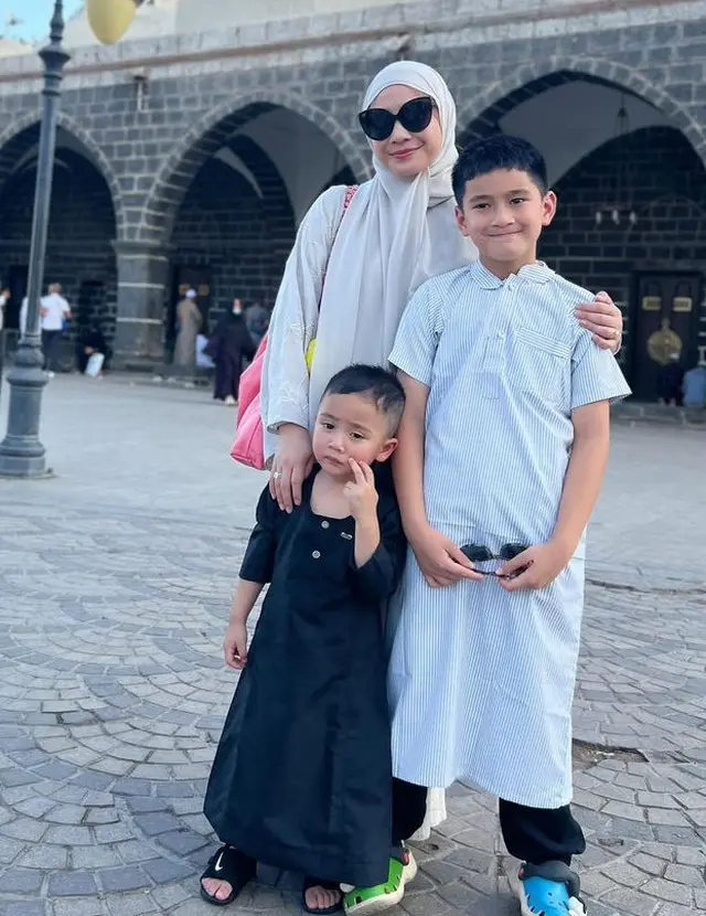 6 Potret Nagita Slavina saat umroh, tampil anggun menawan