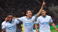 Pemain PSV Eindhoven, Hirving Lozano, melakukan selebrasi usai membobol gawang Inter Milan pada laga Liga Champions di Stadion San Siro, Italia, Selasa (11/12). Kedua tim bermain imbang 1-1. (AP/Daniel Dal Zennaro)