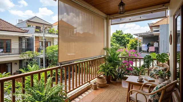 Desain balkon rumah yang berhadapan dengan tetangga namun tetap nyaman dan punya pemandangan indah model dengan tirai di luar