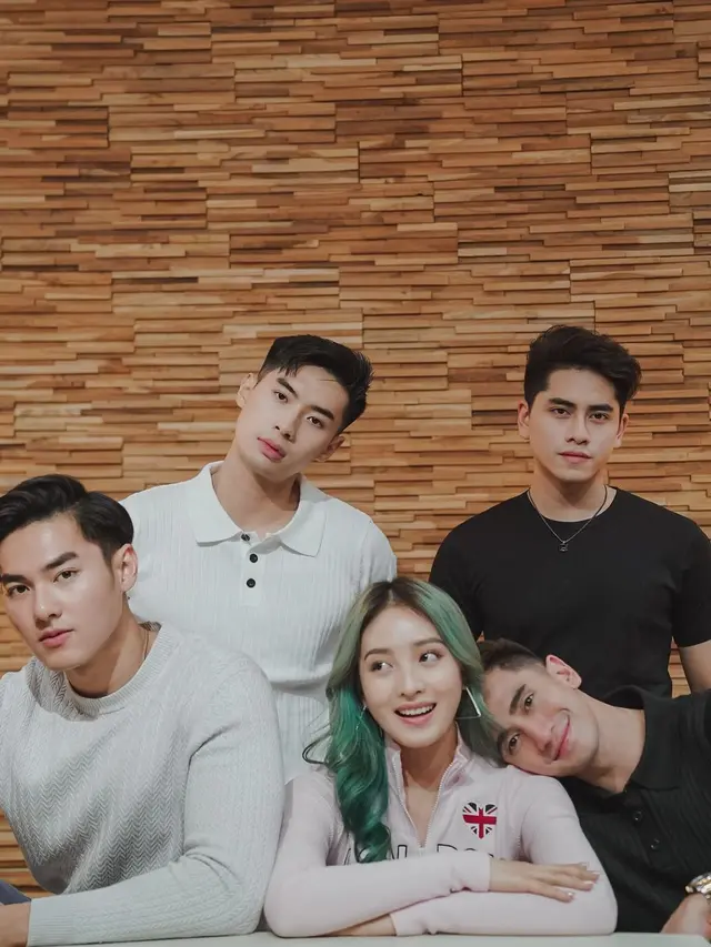 Seperti Tahun Lalu, Ini 7 Momen Verrell Bramasta Buka Bersama Ditemani Natasha Wilona