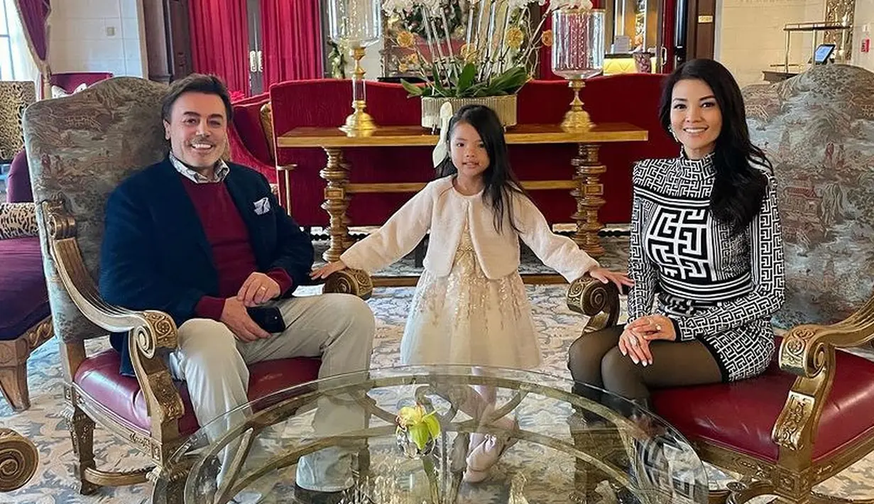 <p>Farah Quinn juga tampil berkelas dengan mini dress motif hitam putih dipadukan stocking hitam. Sang suami mengenakan jas dengan inner sweater maroon dan kemeja. [@farahquinnofficial]</p>