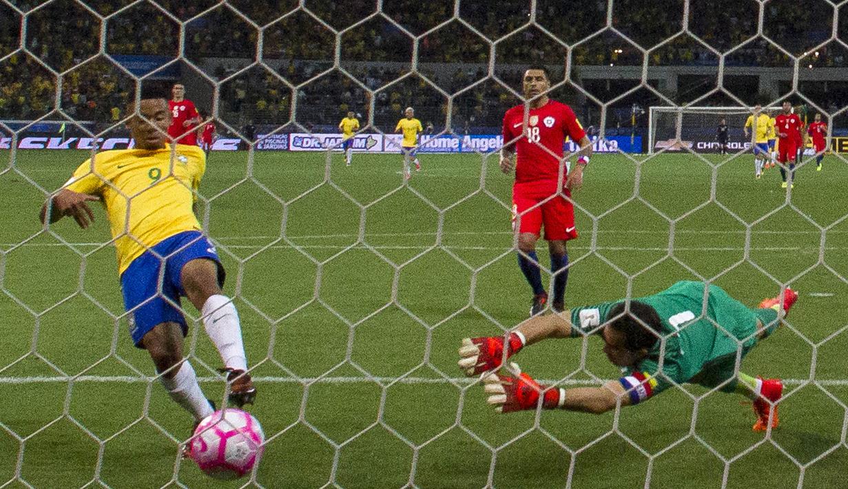 Proses terjadinya gol yang dicetak striker Brasil, Gabriel Jesus, ke gawang Cile pada laga kualifikasi Piala Dunia 2018 di Stadion Allianz Parque, Sao Paulo, Selasa (10/10/2017). Brasil menang 3-0 atas Cile. (AFP/Miguel Schincariol)