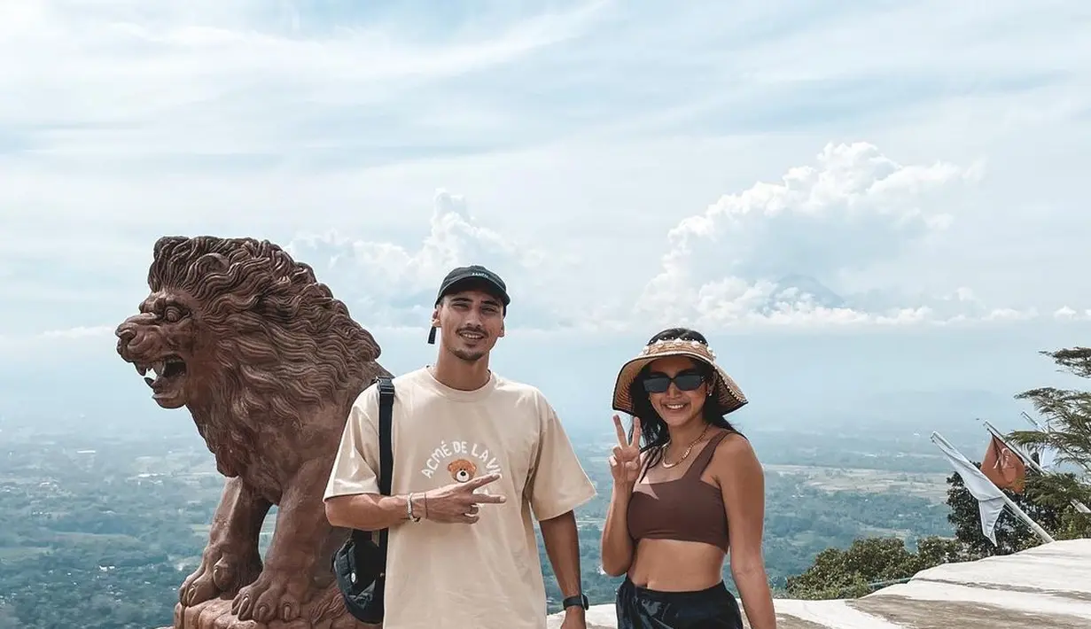 Twinning dengan celana pendek bertali untuk tampilan sporty dan seksi (Instagram @v.andrianto)