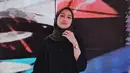Selain menyukai outfit dan hijab dengan warna netral, Gita juga kerap beberapa kali tampil dengan outfit yang jauh lebih simple dengan tema all-black. (Liputan6.com/IG/@gitasav)