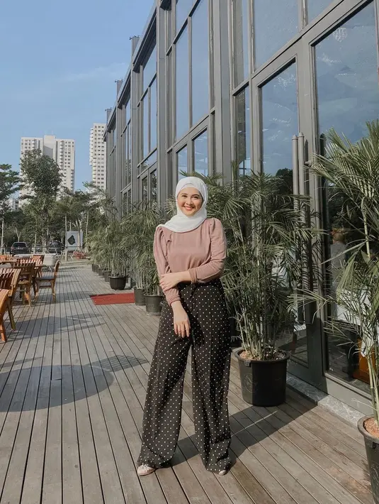 Sering terlihat menggunakan busana casual namun tetap stylish, gaya OOTD Kesha Ratuliu satu ini juga bisa dijadikan inspirasi. Penampilan sederhananya ini pun bisa dipakai saat tengah hangout atau menghadiri acara semi-formal. (Liputan6.com/IG/@kesharatuliu05)