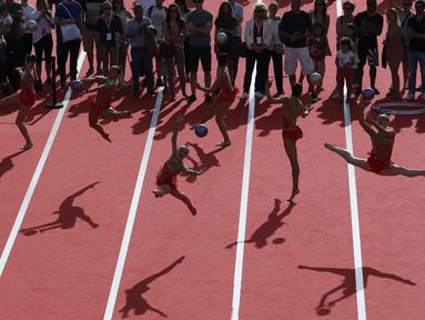 Para atlet beraksi diatas sungai Seine dekat jembatan Alexandre III di Paris, (24/6/2017). Kegiatan ini sebagai bentuk promosi Paris menjadi kandidat tuan rumah Olimpiade 2024. (AFP/Geoffroy Van Der Hasselt)