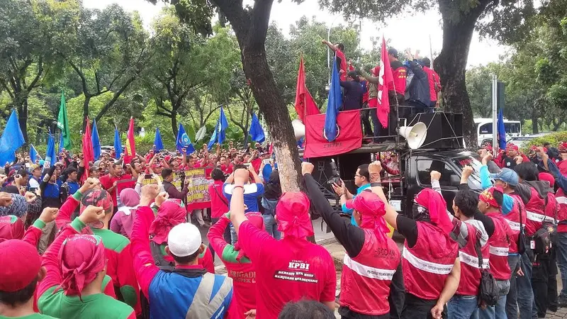 Demo buruh menuntut kenaikan UMP DKI 2017