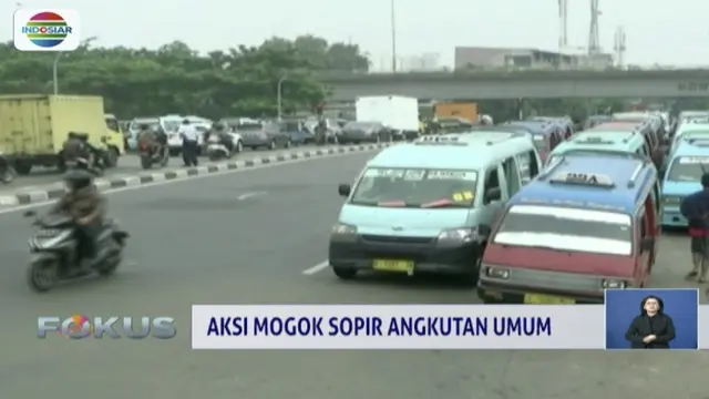 Sopir angkot di kawasan Pondok Bambu, Jakarta Timur, mogok tolak kehadiran Transjakarta trayek Pulogadung-Pondok Gede.