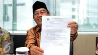 Ketua BPK RI, Harry Azhar Azis menunjukkan surat pemanggilan dirinya oleh Dirjen Pajak di Jakarta, Jumat (15/4/2016). Harry dipanggil untuk melakukan klarifikasi SPT SPT Tahunan PPh Op 2015. (Liputan6.com/Helmi Fithriansyah)