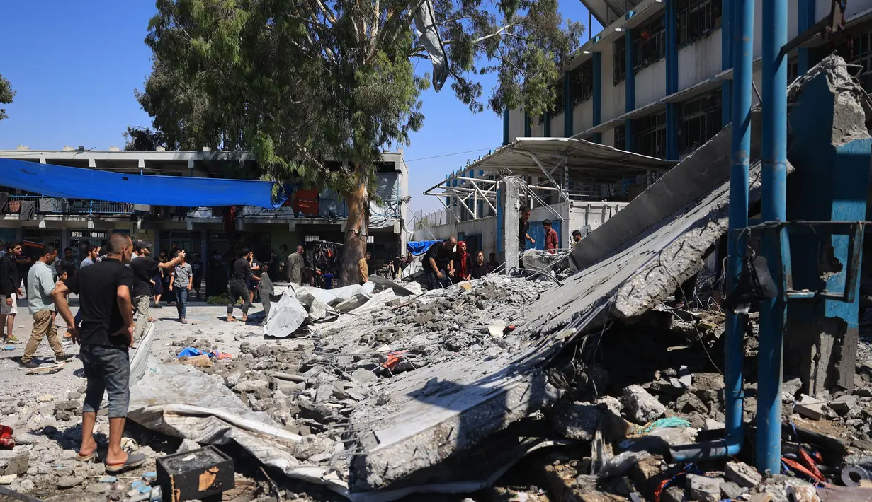 Selain kerusakan pada bangunan, serangan Israel di sekolah tersebut menewaskan sejumlah orang. (Eyad BABA/AFP)