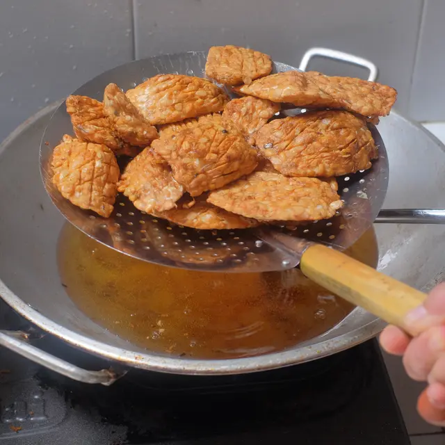 Cara Menggoreng Tempe Yang Gurih Tanpa Menyerap Minyak Lifestyle Fimela Com