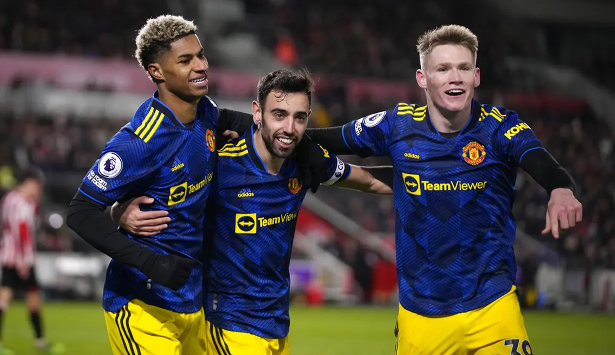 Pemain Manchester United Marcus Rashford (kiri) merayakan dengan Bruno Fernandes (tengah) dan Scott McTominay usai mencetak gol ke gawang Brentford pada pertandingan sepak bola Liga Inggris di Brentford Community Stadium, London, 19 Januari 2022. Manchester United menang 3-1. (AP Photo/Matt Dunham)