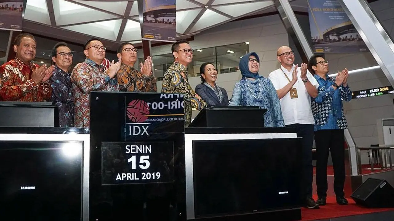 Peluncuran KIK DINFRA di BEI oleh Menteri BUMN, Rini M. Soemarno dan disaksikan oleh jajaran deputi Kementerian BUMN, Direksi PT Jasa Marga dan PT Mandiri Manajemen Investasi.