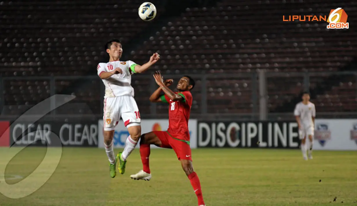 Kapten Timnas Cina Zheng Zhi (nomor 10) mencoba menyerang lini pertahanan Indonesia dalam laga Kualifikasi Piala Asia 2015 (Liputan6.com/Helmi Fithriansyah)