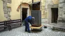 Seorang pekerja Museum Sejarah Agama membangun sebuah kotak untuk melindungi artefak jika terjadi serangan Rusia di Kota Lviv, Ukraina, 4 Maret 2022. (AP Photo/Bernat Armangue)