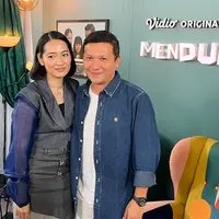 Niken Anjani dan Gading Marten di press release untuk original series terbarunya, 'Menduda', di Home by Moonshine, Sampoerna Strategic Square, Jakarta (Fimela.com/Doc/Rianti Fitri Wulandari)
