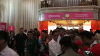 Presiden Jokowi mengunjungi atlet Asian Para Games 2018. (Liputan6.com/ Ahmad Fawwaz Usman)