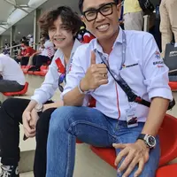 Putra bungsu Eko Patrio curi perhatian, setelah sang ayah mengunggah foto kebersamaanya saat menonton MotoGP Mandalika. Penasaran bagaimana sosoknya, yuk kita intip. @ekopatriosuper