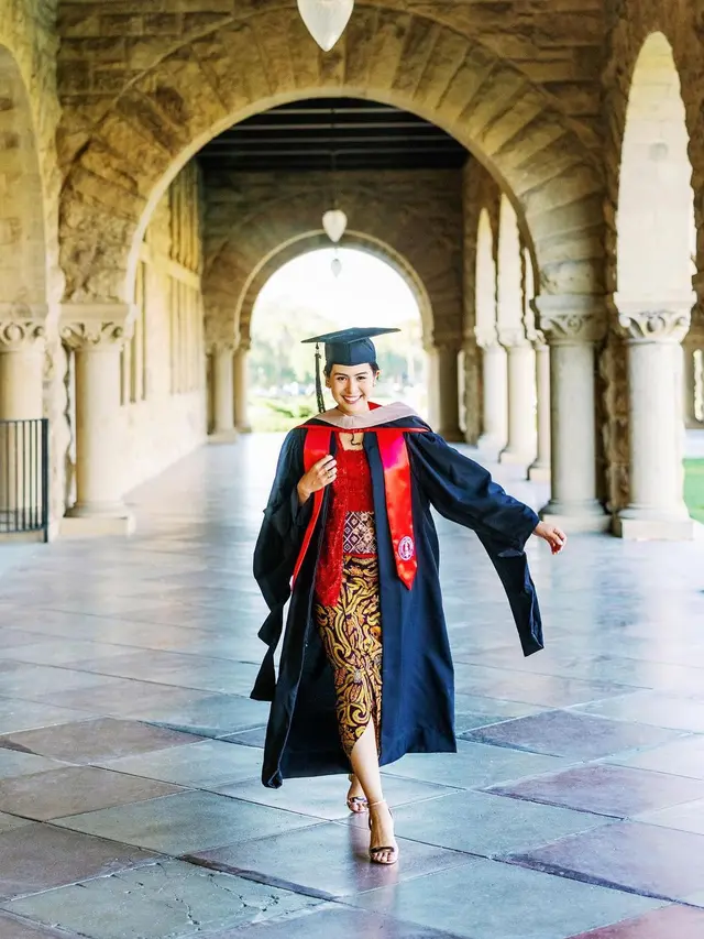 8 Momen Maudy Ayunda Lulus S2 dari Stanford University, Menawan Pakai Kebaya