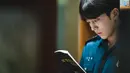 Meskipun Kim Ji Yong tampaknya menghabiskan hari-hari sebagai mahasiswa biasa, namun dia seperti tenggelam dalam pikirannya sendiri. (Foto: Disney+ Hotstar)