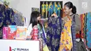 Desainer cilik Akeylanaraya Alyandina (kiri) sedang berbincang dengan pengunjung pada pameran kerajinan INACRAFT 2019 di zona Rumah Kreatif BUMN (RKB) binaan BNI di Jakarta. BNI telah memiliki 44 Rumah Kreatif BUMN dengan 164.226 Mitra Binaan dan 21 Kampoeng BNI di Indonesia. (Liputan6.com/HO/Rizki)