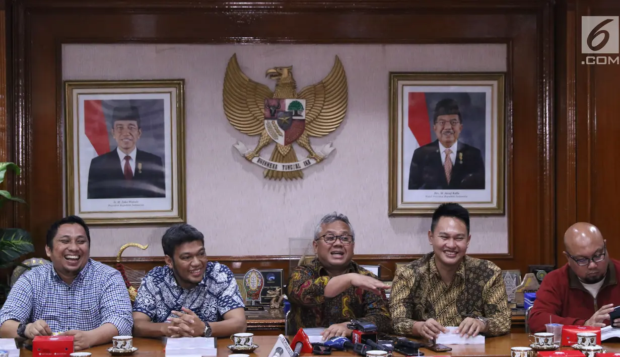 Ketua KPU Pusat, Arief Budiman (tengah) memberi keterangan usai menggelar pertemuan dengan sejumlah pakar hukum di Gedung KPU Pusat, Jakarta, Rabu (14/11). Pertemuan berlangsung tertutup. (Liputan6.com/Helmi Fithriansyah)