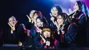 <p>Cherrybelle menampilkan pose ikonik yang juga bagian koreografi lagu mereka yang berjudul 'Dilema'. Girlband yang menamai penggemarnya dengan sebutan Twibi ini kembali tampil di panggung acara musik yang diselenggarakan di Bandung, Minggu (18/9/2022). (Instagram/@Steffy_ai)</p>