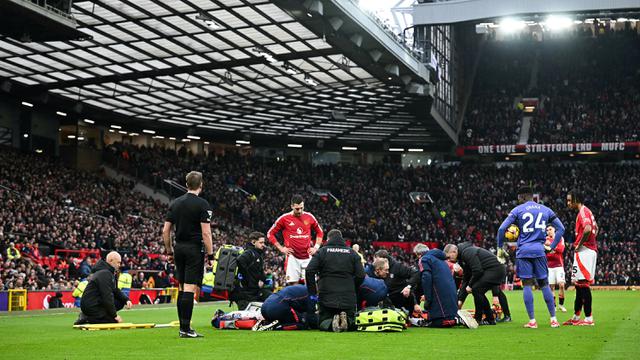 Foto: Terancam Absen Lama, Momen Lisandro Martinez Mengeram Kesakitan saat MU Ditumbangkan Crystal Palace di Liga Inggris