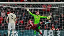 Striker Bournemouth, Joshua King, ketika menaklukkan kiper Manchester United, David De Gea di Vitality Stadium (Foto: Twitter Premier League)