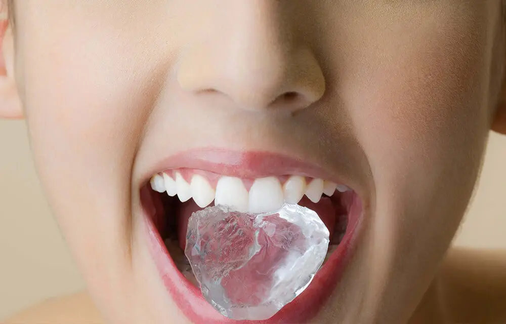Jangan terlalu sering mengunyah es batu kalau tak ingin 5 hal ini terjadi padamu. (Via: dentalplans.com)