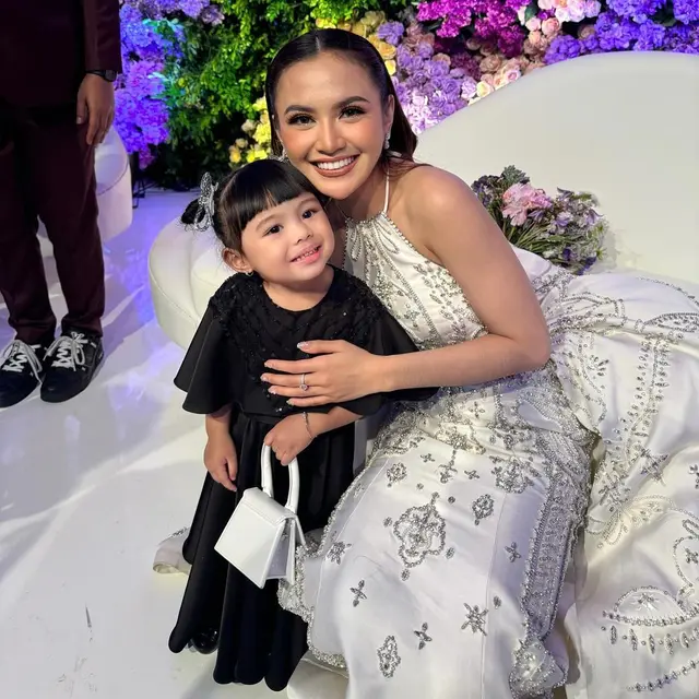 Ameena Mengenakan Tas Kecil Menggemaskan