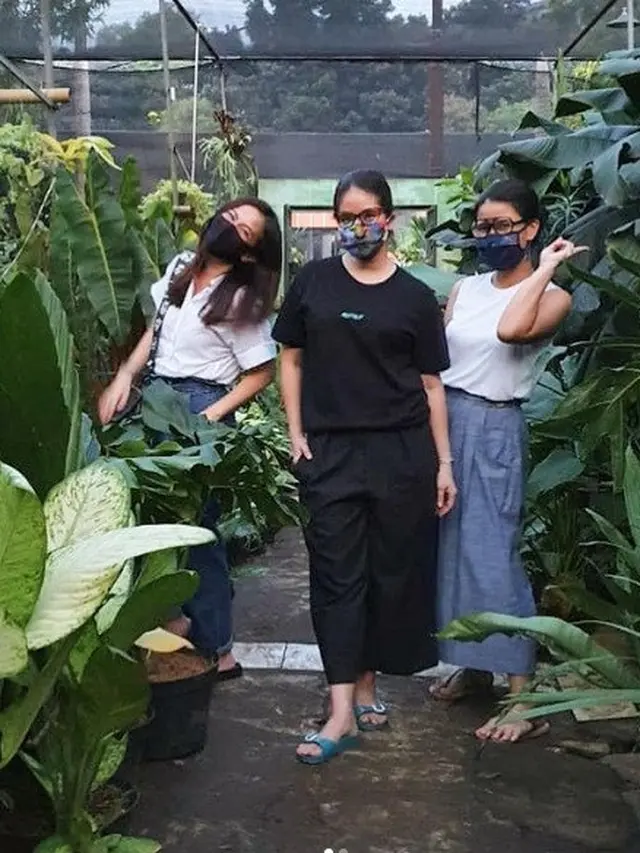 7 Potret Persahabatan Ersa Mayori dan Novita Angie, Kompak Banget