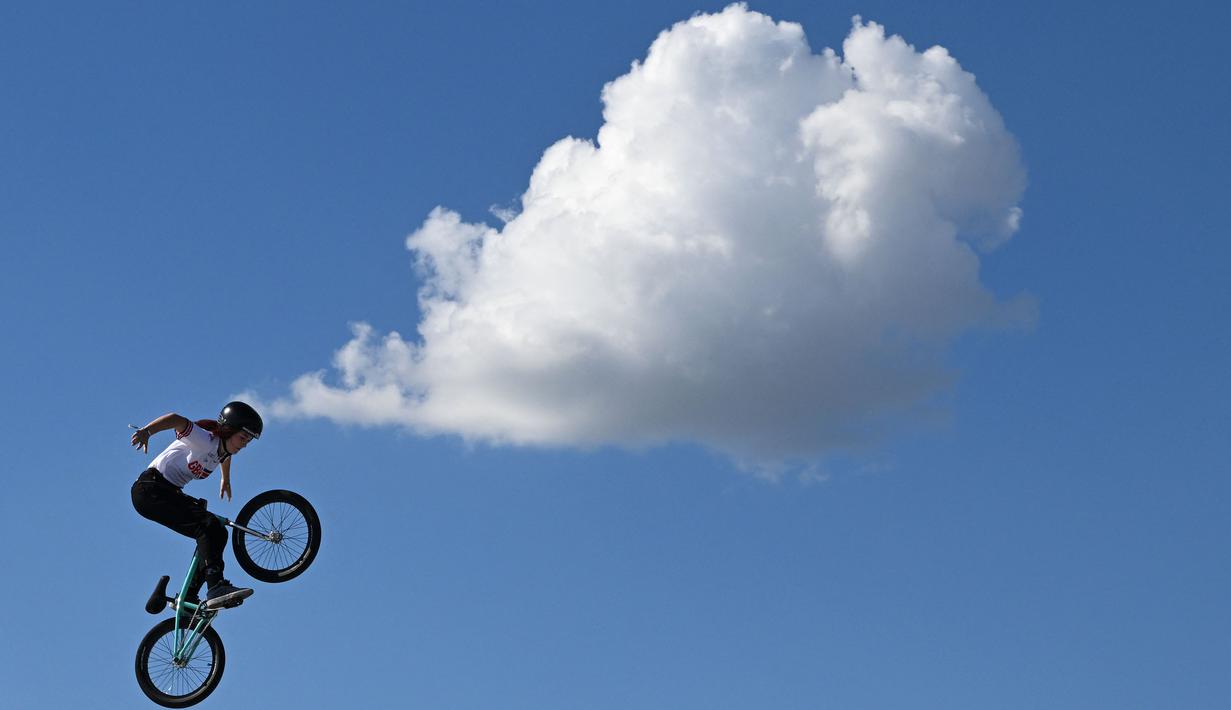 Atlet sepeda BMX Inggris, Sasha Pardoe berkompetisi dalam ajang BMX Freestyle Wanita pada Kejuaraan Bersepeda Eropa di Munich, Jerman pada 12 Agustus 2022. Acara ini merupakan bagian dari European Championships 2022 Munich yang berlangsung dari 11 hingga 21 Agustus 2022 dengan mempertandingkan sembilan cabang olahraga yang berbeda. (AFP/Christof Stache)