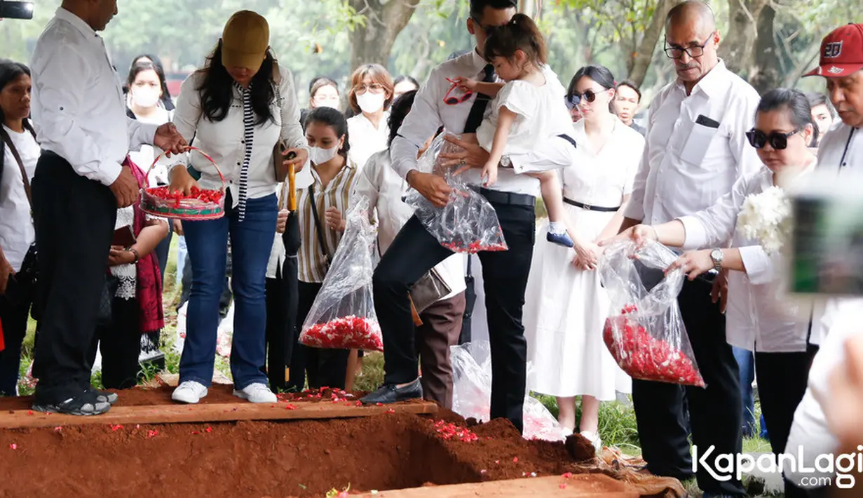 Iring-iringan jenazah ibunda Jonas tiba di lokasi pemakaman sekitar pukul 15.35 WIB.  Jonas, Amirandah, putrinyaChole dan para pelayat mengenakan putih-putih di acara pemakaman. [Foto: Bayu Herdianto/KapanLagi.com]