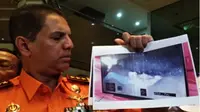 Kepala Basarnas Marsekal Madya TNI Muhammad memperlihatkan gambar jasad diduga penumpang KM Sinar Bangun yang tertangkap oleh ROV atau robot bawah air. (Reyn Gloria/JawaPos.com)