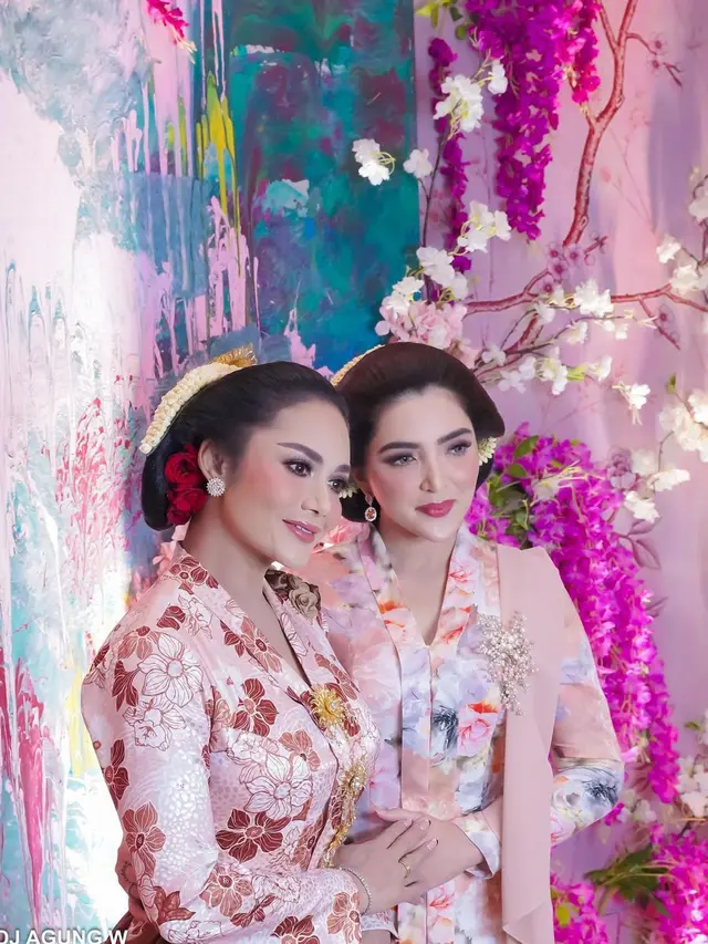 Ashanty dan Krisdayanti dalam momen tasyakuran tujuh bulan kehamilan Aurel Hermansyah (Foto: Instagram/@ashanty_ash)