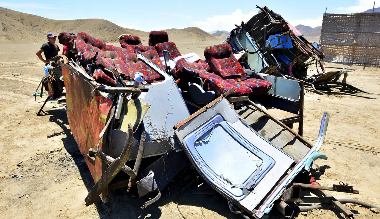 Salah satu bus tampak bagian atapnya hilang setelah mengalami kecelakaan di jalan tol Kota Huarmey, Peru, Senin (23/3/2015). Insiden ini setidaknya menewaskan  34 orang tewas dan 70 luka-luka lainnya. (REUTERS/Toshiro Villanueva)