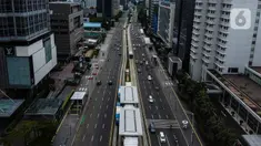 Foto udara arus lalu lintas kendaraan di jalan Thamrin, Jakarta, Selasa (7/4/2020). Volume kendaraan yang melintas di DKI Jakarta meningkat pada Senin (5/4/2020) setelah 18 hari penerapan work from home atau kerja dari rumah untuk mencegah penyebaran virus corona. (Liputan6.com/Faizal Fanani)