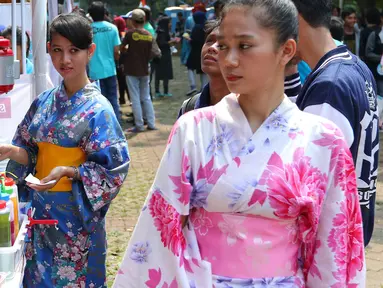 Sejumlah pengunjung menggunakan kimono pakaian budaya Jepang saat Jak-Japan Matsuri 2016 di Senayan, Jakarta, Sabtu (3/9). Festival tersebut sekaligus untuk memperingati 60 tahun hubungan diplomatik Indonesia-Jepang. (Liputan6.com/Angga Yuniar)
