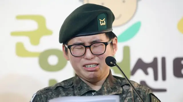 Tentara Korea Selatan Byun Hee-soo menangis saat konferensi pers di Pusat Hak Asasi Manusia Militer di Seoul, Korea Selatan, Rabu (22/1/2020).