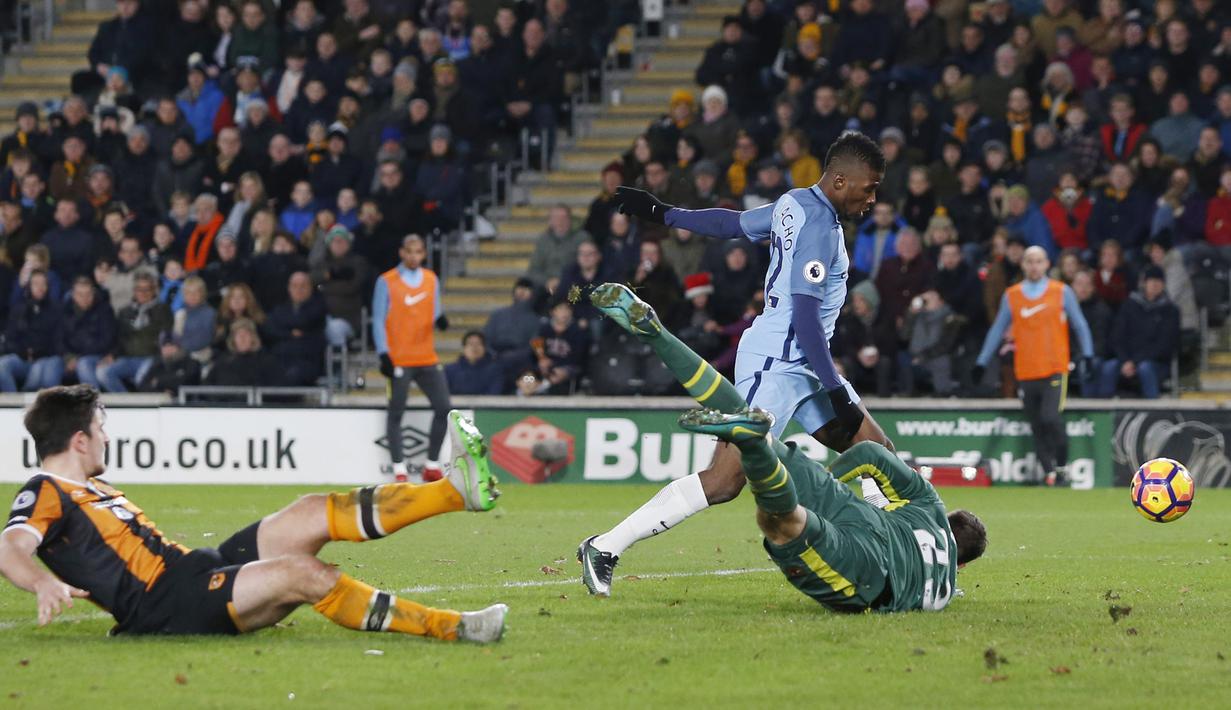 Pemain Manchester City,  Kelechi Iheanacho mengecoh kiper Hull City dan mencetak satu gol untuk timnya pada laga Boxing Day Premier League di The Kingston Communications Stadium, (26/12/2016).  (Action Images via Reuters/Ed Sykes).