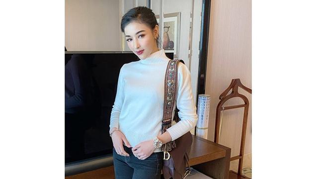 Jadi Sorotan, Ini 7 Gaya Pramugari Siwi Widi dengan Koleksi Tas Mewahnya