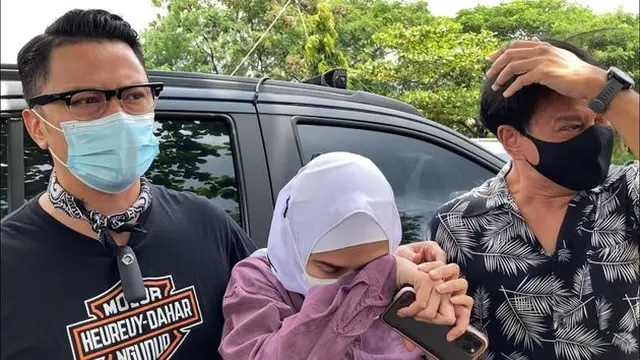 Potret Rekan Seleb Tanah Air Ziarah ke Makam Rina Gunawan. (Sumber: Kapanlagi.com)