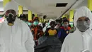 Dengan kedatangan 3 jenazah itu, kini total jenazah yang sudah diantar ke RS Imanuddin menjadi 37 korban, Pangkalan Bun, Kalteng, Senin (5/1/2015). (Liputan6.com/Herman Zakharia)