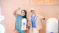 Sabrina Diandra (Marketing Manager NIVEA Personal Care) dan Puspa Arumsari (Atlet Pencak Silat Indonesia) berpose di dalam booth photo pada acara Hijab Warriors Camp. (dok. NIVEA)