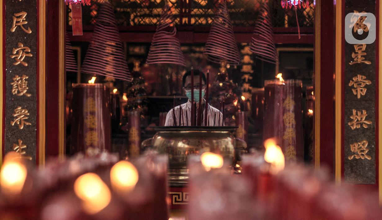 Warga keturunan Tionghoa sembahyang malam Tahun Baru Imlek 2572 di klenteng kawasan Petak Sembilan, Glodok, Jakarta, Kamis (11/2/2021). Berbeda pada tahun sebelumnya, sembahyang malam Imlek kali ini dibatasi hingga pukul 18.00 WIB. (merdeka.com/Iqbal S. Nugroho)