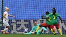 Karen Bardsley kiper Inggris berusaha menahan gempuran serangan dari pemain Kamerun di babak 16 besar Piala Dunia Wanita 2019 di Hainaut stadium, Valenciennes, Prancis. ( AFP/Philippe Huguen )
