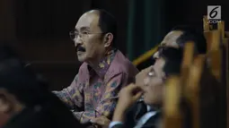 Terdakwa perkara merintangi penyidikan KPK pada kasus korupsi e-KTP, Fredrich Yunadi bersama penasehat hukumnya saat mengikuti sidang lanjutan di Pengadilan Tipikor, Jakarta, Kamis (17/5). (Liputan6.com/Helmi Fithriansyah)