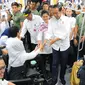 Presiden Joko Widodo didampingi Ibu Negara Iriana Widodo bersalaman dengan penyandang disabilitas saat menjajal MRT di Jakarta, Kamis (21/3). (Liputan6.com/Angga Yuniar)