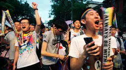 Kegembiraan kelompok pendukung pernikahan sejenis usai Mahkamah Konstitusi (MK) yang melegalkan pernikahan sejenis di Taiwan, Rabu (24/5). (AP Photo/ Chiang Y)